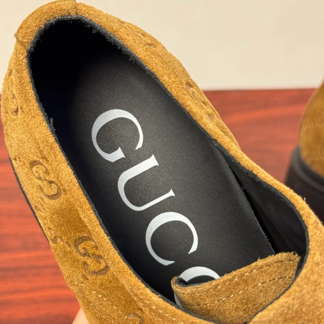 Batch 800 Gucci/Gucci new men's lace-up shoes with GG details, suede leather derby shoes! Rooted in the brand's heritage, these men's lace-up shoes are crafted from suede calfskin and embellished with GG-print embossed suede details in homage to Gucci's iconic monogram. The rubber sole decorated with GG pattern adds a touch of modern fashion to this design. Typical three-joint style design. European and American classic version, full calfskin lining. The overall upper texture is soft and the lining is comfortable and breathable. 2CM thickened soft rubber sole, easy to control. Versatile and stylish upper foot, multiple colors available to meet different matching needs, complete package! Size: 39-40-41-42-43-44 leather shoe size (38.45 can be customized) Item number: 7826Z suede brown